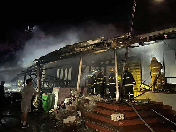 Fire Razes Ancestral House in Bacolod | Daily Guardian